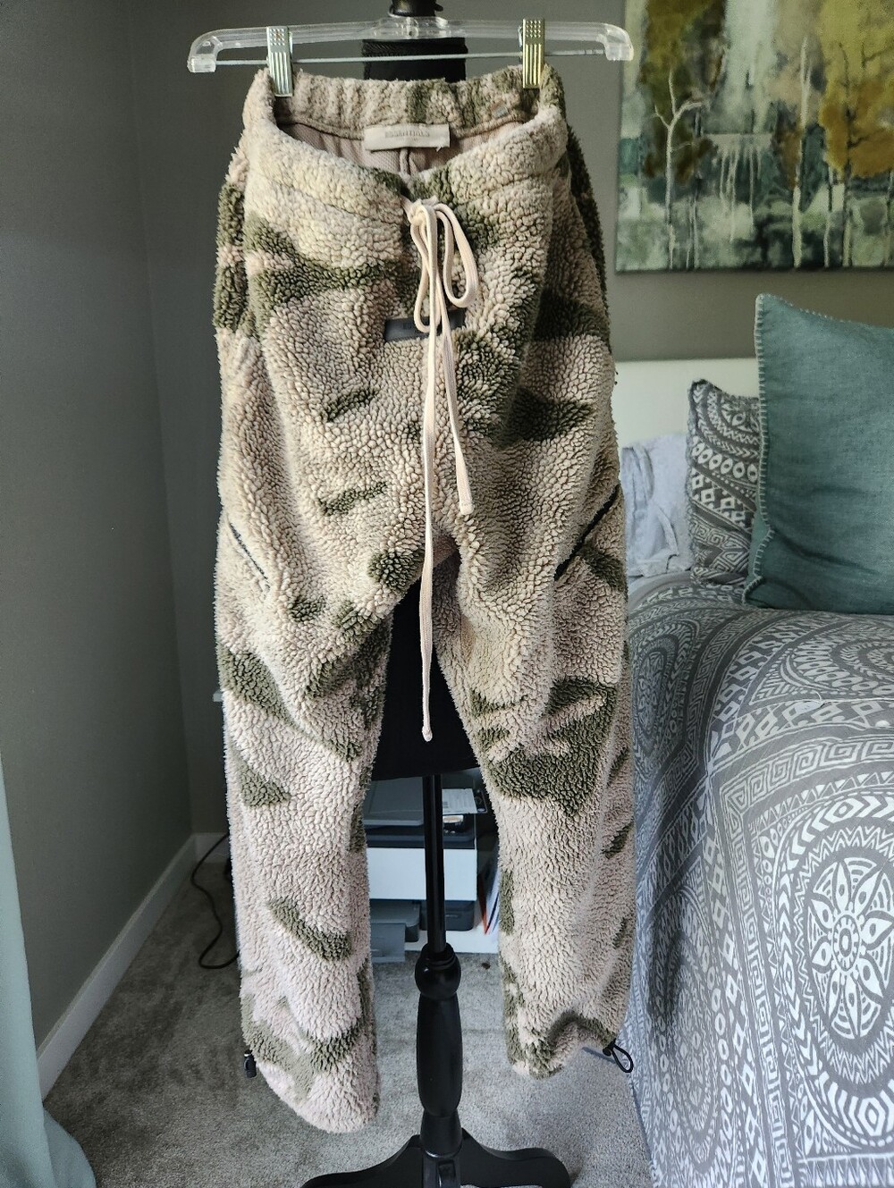 Fear Of God Essentials Ladies Or Kids Polar Fleece Pants In Camo.
